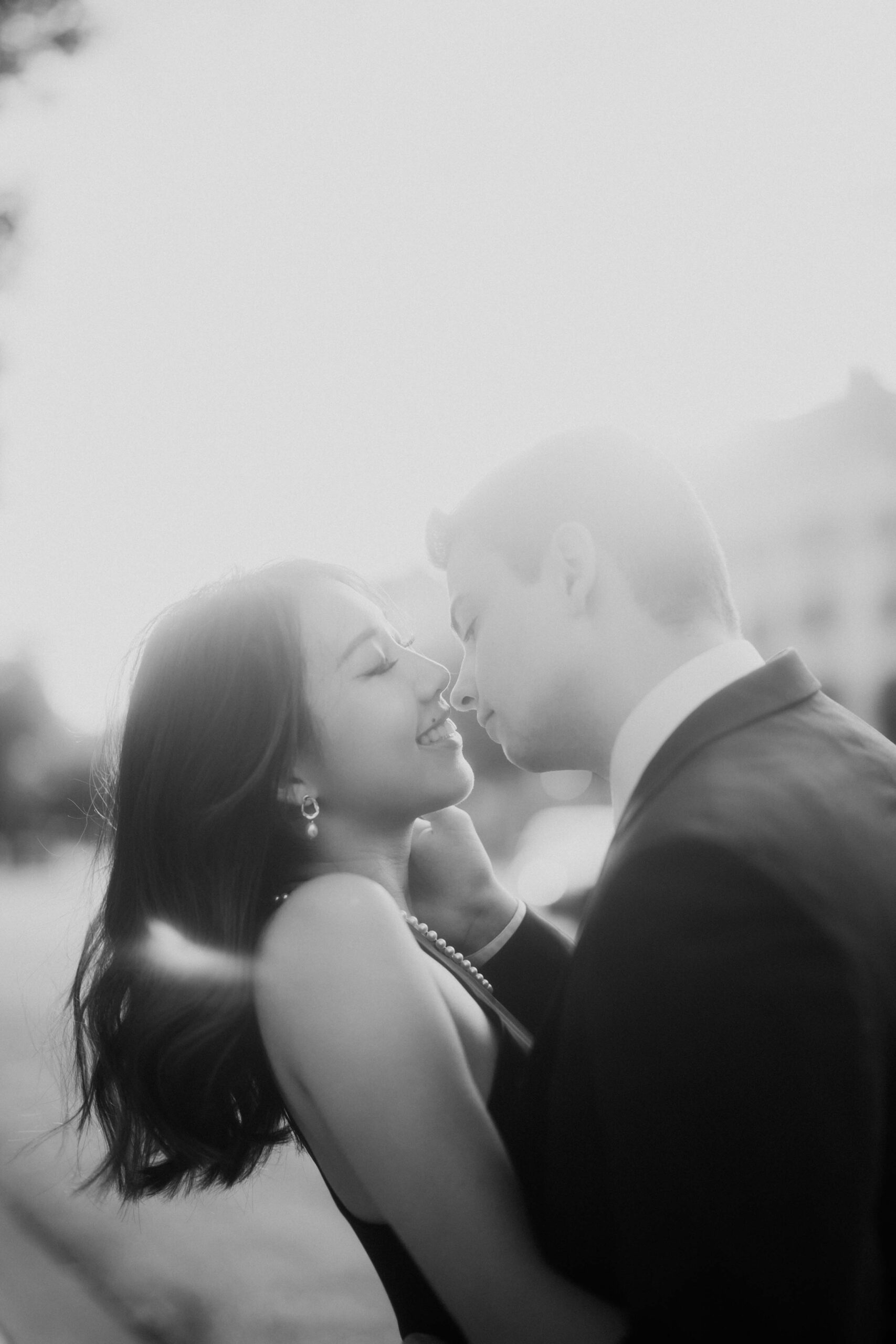 romantic engagement photos in paris