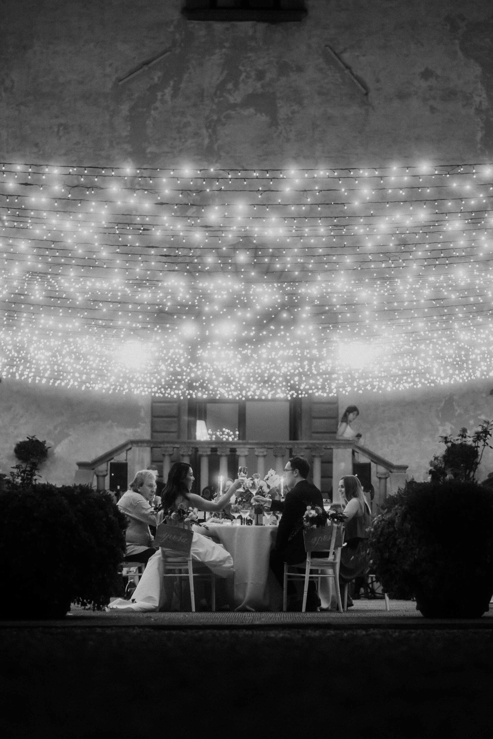 bride and groom dinner with guests at villa mangiacane