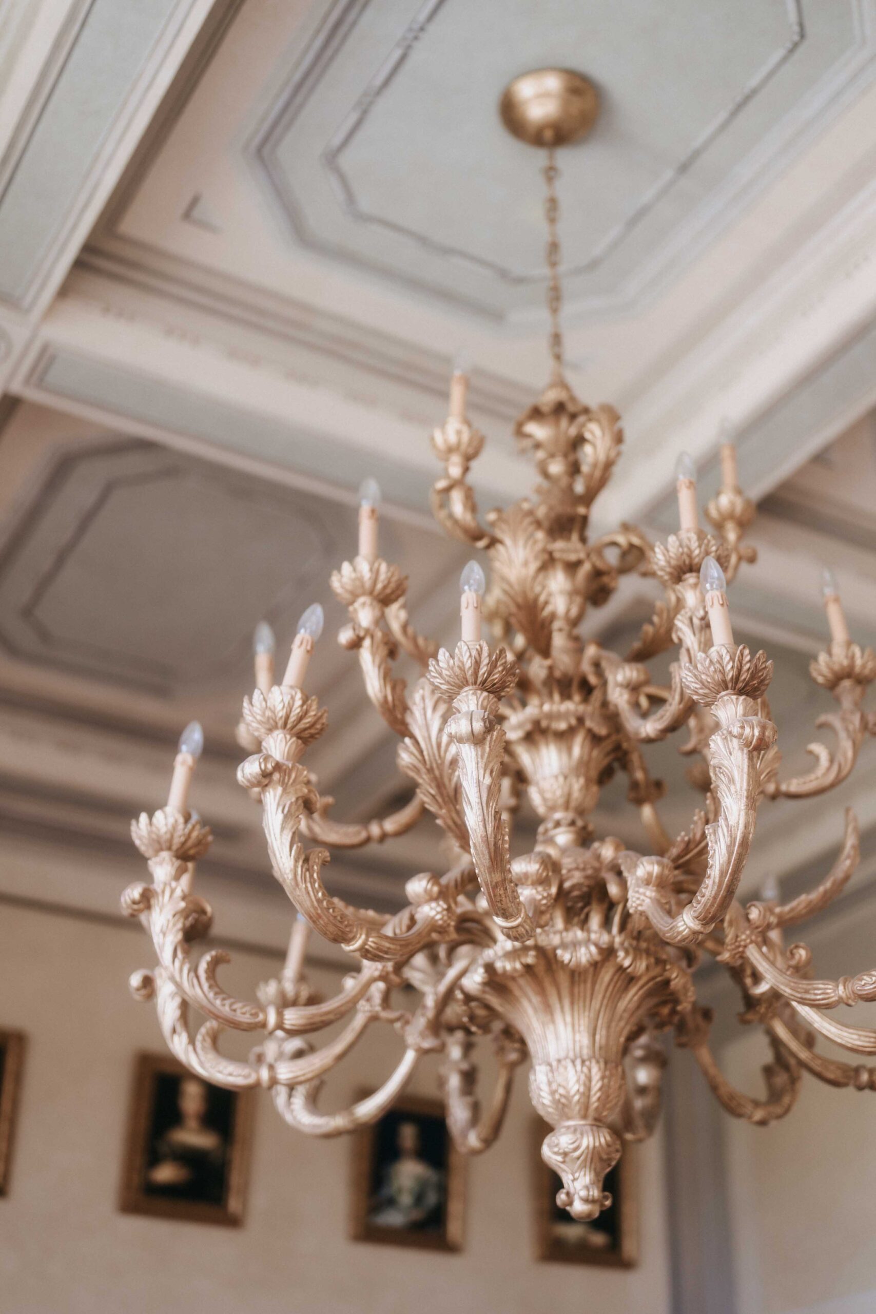 villa mangiacane chandelier detail