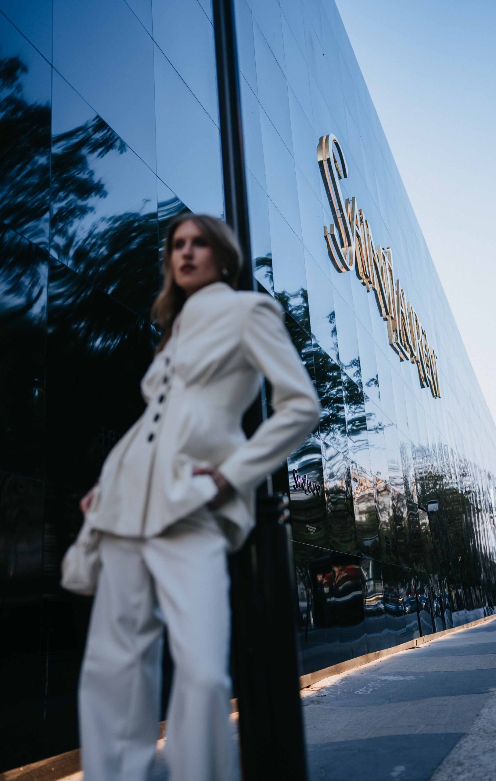 Reflection in a calm Parisian quarter during a wedding photoshoot.